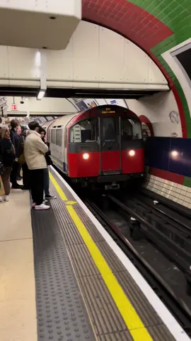 London Underground Train #foryou #horseguardsparade #kingsguard  #viraltiktok #uk #London #horse #fyp #live #getoffthereins #underground #train 