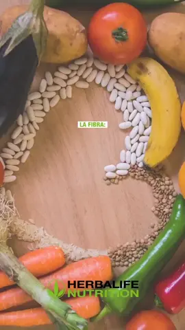 Diariamente, para que la función digestiva se mantenga en equilibrio, los adultos necesitan al menos 25 gramos de fibra, pero la mayoría de las personas no la consume. ¿Por qué la fibra es tan importante para la salud? Puedes encontrar toda la información que no hay que olvidar en el reel ¿Dónde se puede encontrar la adecuada cantidad de fibra? Algunas buenas opciones de alimentos para aumentar la fibra (siempre gradualmente, para evitar el riesgo de hinchazón abdominal y calambres) son productos integrales, frutas, verduras, legumbres, frutos secos y semillas. Existen también suplementos de fibra como nuestro Microbiotic Max Vainilla o nuestra bebida con avena, manzana y fibra. #fibra #herbalife #saludable #parati 