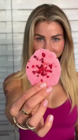 DER PERFEKTE SOMMER SNACK 🍓😋  Diese „Frozen Strawberry Bites“ haben mega viele Früchte, Proteine und sind ganz fix zubereitet🥰 Außerdem braucht dafür nur drei Zutaten ☺️ Nährwerte gesamt: 309 Kcal • 30 gr KH • 34 gr EW • 2 gr F —> perfekt als kleiner, erfrischender Sommersnack! 😋 Zutaten:  - 300g Skyr   - 5g Chunky Flavour Strawberry Perfection - 300g Gefrorene Erdbeeren  So einfach geht’s:  Wir geben ganz einfach die Erdbeeren mit dem Skyr  und Chunky in eine Schüssel 😊 Nun mixen wir das ganze mit einem Stabmixer, aber Achtung macht das nicht wie „Stefano“ 😂  Im Anschluss kommt der Inhalt der Schüssel in einen Spritzbeutel und danach aufs Backblech. Wir haben die Bites noch etwas mit getrockneten Erdbeeren dekoriert und danach für ca. 2 Stunden ins Gefrierfach gelegt. Fertig ist der perfekte und leckere Snack für den Sommer 🍓😍 Viel Spaß beim nachmachen 🫶🏻