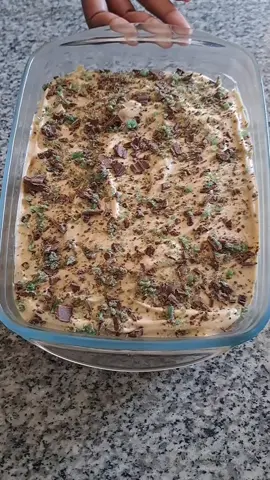 Peppermint Crisp fridge tart:  2 packet tennis biscuits  500ml whipping cream /cream fresh  1 can (360g) caramel treat  150 g peppermint crisp chocolate Place in fridge to set for a few hours or overnight!! Enjoy #SAMA28 #fypシ゚viralシ #viralditiktok #tiktok #fyp #fypシ #foryou #fyp #dessert #dessertrecipe #southafricatiktok🇿🇦 #baking #viral #viralvideo 
