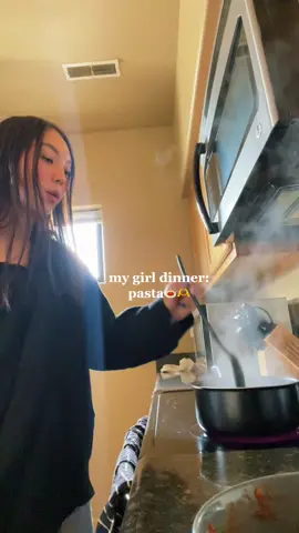 w red sauce 🤤❤️🫶 #fyp #foryou #girldinner #girldinners #girldinnerrrrr #girldinnertrend #girldinnertok #trend #sound #lipsync 