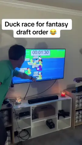They really raced ducks on the TV to decide their fantasy draft order 🤣 (via @cunnor) #fantasy #fantasyfootball #ducks #race 