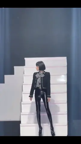 Super Mentor Hương Giang Catwalk Cầu Thang Cực Chuyên Nghiệp #thuongbeautyqueen #thuongbeauty #huonggiang #thenewmentor 