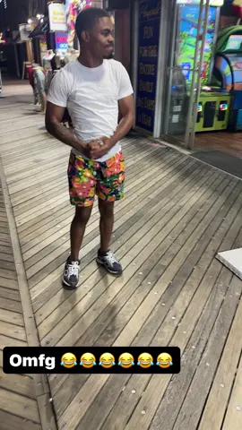 😂😂😂 he lost this fight #alanticcity #boradwalk #fyp #boxingarcade #virl 