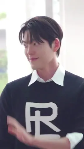 조각이 따로 없네요 #김우빈 #kimwoobin #디스패치 #dispatch #dipe #공항패션 #kpop #fashion #냅두세요 #letmebe 
