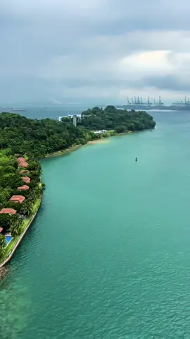 جزيرة سنتوسا تقع في الجزء المطل على الساحل الجنوبي لسنغافورة.  📍 Sentosa Island | Singapore #سنغافورة #سنغافورة_دولة_حقوق_الانسان #سنغافورة_بلد_الجمال_والتطور 
