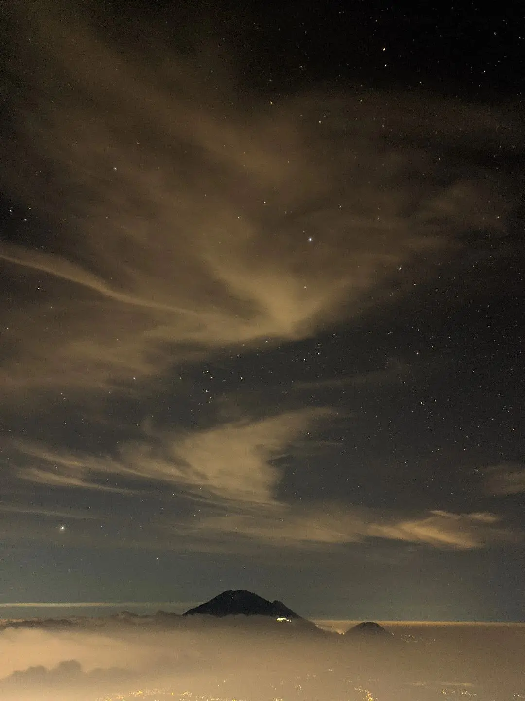 Gunung Ungaran View Citylight Semarang, Bonus lihat hujan meteor kalo hoki 😅, ++Kagum pokoknya 🙌.....     #ungaranviaperantunan #gunungungaran2050mdpl #fypシ #pendakigunung #13agustus2023 #citylightssemarang #viewsemarang #gunungungaransemarang 