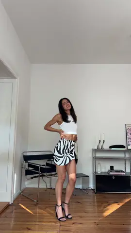 Monday look & mood 🖤 So happy that it’s summer in Berlin again so that I can wear this outfit. What do we think about the mini skirt ? 👀  #miniskirt #miniskirtoutfit #bershkastyle #bershkaoutfit #mondayfitcheck #dailyootd #summerlook #miniskirtstyle 