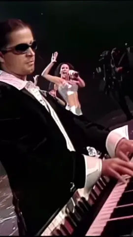 Hoy toca recordar una de nuestras favoritas. ✨💙 Amor de papel de 1998 junto a una de las coreografías más icónicas que todos recordamos, seguimos bailando y disfrutando en los escenarios. 🙌🏼 ¿Del 1 al 10 que tanto les gusta esta canción consentidos? 👀✨ #SentidosOpuestos #TB #alessandrarosaldo #chachogaytan #90s #parati #fyp #bobo #EternamenteTour #alessandrarosaldoyeugenioderbez #fiesta #amordepapel #concierto 