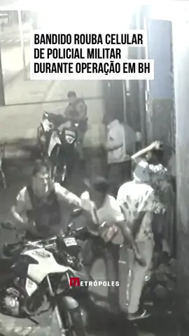 Nem a #polícia escapa da ação dos criminosos! Nesse sábado (12/8), um PM teve o celular furtado durante uma operação no centro de #BeloHorizonte (MG). Nas imagens, os policiais estão revistando quatro suspeitos, mas um deles conseguiu fugir. Os policiais, então, correm atrás, mas deixam para trás alguns pertences. Entre eles, um #celular que estava dentro do baú da moto. Um dos suspeitos, então, se aproveita da ausência dos PMs e pega o telefone. Além disso, levou a chave do veículo. O ladrão foi preso logo depois perto do Terminal Rodoviário de BH. Ele já tinha passagens por tráfico, roubo, lesão corporal e ameaça. #TikTokNotícias 