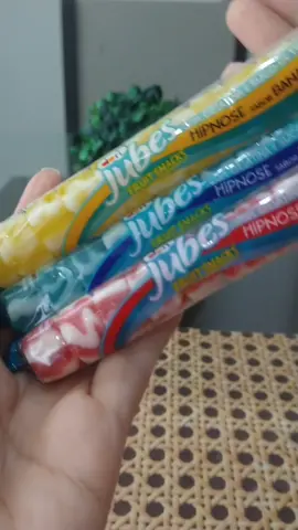 Você gosta de jujuba ? Que tal experimentar esses três novos sabores da @dorialimentosoficial  ? Hipnose de banana: sabor bem pronunciado, maciez mediana e misturada com a parte de creme ficou boa. Hipnose de morango: bem saborosa, gostinho de morango com creme. Eu gostei. Hipnose de framboesa: é a que tem o sabor mais suave mas ainda assim é bem gostosinha. Se você curte jujubas, balas de goma, acho que vai gostar dessas. #euexperimentei  #experimenteipravoce #euexperimentoetefalo #euprovei #provandoetecontando #eutestei #euprovoetefalo #dori #jujubasdori #hipnosedemorango #hipnosedebanana #hipnosedeframboesa 