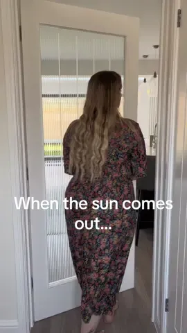 What’s the worst job in your house?  Ours is definitely cleaning all the glass… why oh why did we do it 😂 my little kiddos love putting their hands, faces and whatever else on them! I also dislike shower screen cleaning but I have found a good hack! Shall I share?!  #bifolds #cornerbifolds #kitchenextension #kitchenrenovation #ukhouse #ukga
