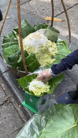 Hà Nội hôm sáng nay trời hơi se se, nhưng không trong lành lắm, mua gói xôi cốm còn ấm ấm mà lòng thấy xốn xang. Hà Nội mùa này mang đến cho con người ta sự bồi hồi, cảm giác yêu đời, phấn chấn mỗi sáng thức dậy ☺️ #muathuhanoi  #thuhanoi  #hanoi #xôicomhatsen 