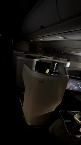 Cathay Pacific A350 business class ✈😍 #a350 #cathaypacific #aviation #planespotting #travelife #photography #luxuryplane #businessclass #businessclasstravel 
