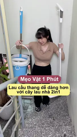 Vừa lau vừa xách thùng nước đúng mệt luôn #nhunghippi2k #meovat1phut #caylaunha #caylaunhaphunsuongtuvat #nylavietnam 