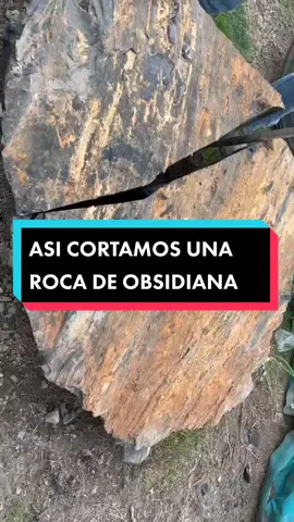 Cortamos esta piedra de obsidiana negra para nuestros próximos proyectos. ¿Qué te imaginas qué será? ¿Cuál crees que será nuestro próximo creación? 👇🏿🤟🏿🖤 #volcanicstone #obsidiana #obsidian #minas #lapidaria #lapidariaart #cortepiedraspreciosas
