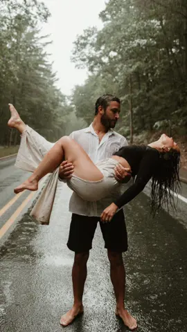 This is your sign to:  1) dont cancel your session because of rain 2) let me capture your love ❤️📸  More to come from this session on instagram: jazmingphotollc  #rainyphotoshoot #couplesphotoshoot #weddingphotography #engagmentphotos #travelingphotographer 