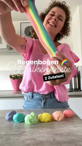 ANLEITUNG ⬇️ Speichern nicht vergessen! Diese Wolkenknete die irgendwie keine richtige Knete sondern so ein Zwischending zum fast-Schleim ist - aber ohne überall eklig kleben zu bleiben. Die perfekte Konsistenz also. Dazu riecht sie gut und ist ganz weich 🥰  Ihr braucht:  200ml Haar-Conditioner 330gr Speisestärke Das wars 🥲 mischen, aufteilen, färben wer mag. Und spielen! Viel Spaß damit!!  ⚠️ Conditioner ist idR nicht essbar und daher sollte die Wolkenknete, wir ja prinzipiell immer, unter Aufsicht verwendet und nicht gegessen werden! #kreativmitkindern #beschäftigungfürkinder #kneteselbermachen #spielideenbaby 