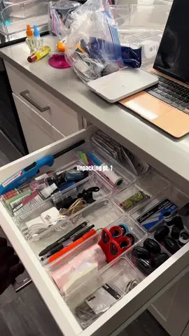 Chy lets start unpacking ! 🫠 #fypシ #trending #unpacking #organizingtiktok #cleaningtiktok #bbwcandle #smellgoodhome ##movingin##newvibes##dayinmylife