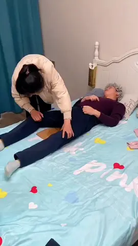Elderly patients who are not convenient to get up, use this silicone urinator, so that lying down can be convenient # elderly patients urinator # silicone urinator # urinator # convenient and practical # elderly urinator
