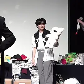 bro found his twin #fyp #straykids #skz #jeongin 