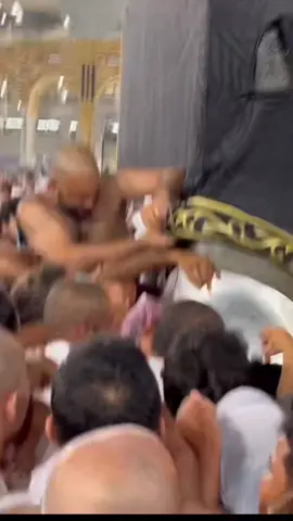 Kissing the Black Stone As the cornerstone of the Kaaba, the Black Stone is the most venerated stone on the face of the earth. Muslims wish to kiss it because the Prophet Mohammed (PBUH) did so. Allah-u-Akbar.☝️ #Allah #is #great #islamic_video #☪️ #😘😘😘 #moment  #fypシ #foryou #pourtoi #♥️ 