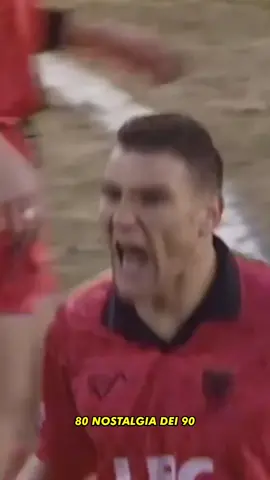 Vinnie Jones, uno dei Bad Boys del calcio inglese. Rude sul campo e successivamente nel cinema, con la maglia del Wimbledon era un'autentica macchina da guerra 🔥 #80nostalgiadei90 #nostalgia #retro #anni80 #anni90 #80s #90s #ricordi #infanzia #vinniejones #calcio #PremierLeague