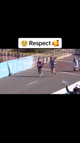 Marathon runner finishes Dallas marathon with help from female opponent 🤩: Chandler Self, was leading the race before his legs started to give out in the final stretch. Arianna Luterman, helped Self s cross the finish line.  #maratona #marathon #dallas #Running #rescue #Love #amore #altruismo #sport #corsa #tiktokrunners #tiktok #virał #respect #fy #fyp 
