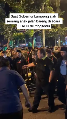 Saat Gubernur Lampung Arinal Djunaidi memanggil seorang anak untuk jalan bareng, di acara TTKDH di Pringsewu, Selasa, (16/8/2023). #gubernurlampung #arinaldjunaidi #lampungfyp #TTKDH #TTKDHlampung #pringsewulampung #pringsewuupdate #lampung 
