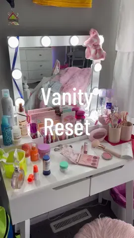 Quickly reset my 10 year olds vanity with me before a busy afternoon…😍💅🏼😌 #asmr #vanity #bedroom #makeup #SelfCare #organized #cleaningvideos #motivation #satisfying 