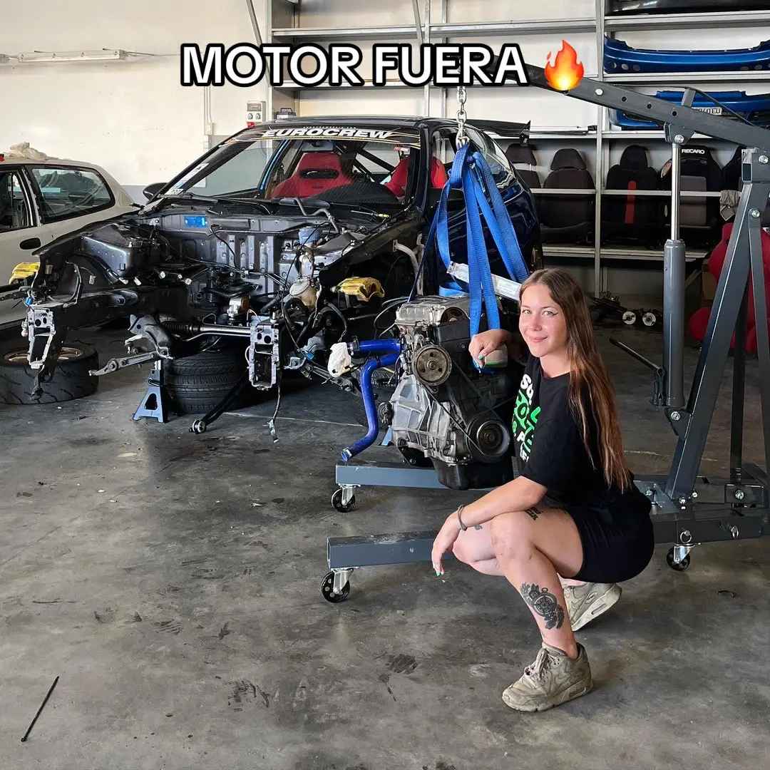 Motor fuera🔥 adiós B18 hola K20🙌🏼 2 horitas para sacar el motor resumido en unas fotos 🌝 #honda #hondacivic #hondaciviceg #k20 #k20turbo #mecanica #mechanicgirl #mecanicaautomotriz #mecanicaautomotiva #swap #hondacivick20 #girlmechanic 