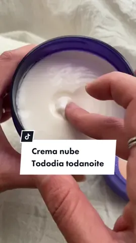 Nueva crema nube relajante 💆🏻‍♀️  Una textura suave, aireada y sedosa que ayuda a recuperar tu piel mientras dormís 🤍  Colócala en tu cuerpo y masajea suavemente, dejándote envolver por su textura y aroma ✨ Tododia Todanoite es una línea de cuidados nocturnos que te ayuda a dormir mejor mientras recuperas tu piel. Con una fragancia acogedora y serena, con notas florales y aromáticas inspiradas en te verde y lavanda 🪻 Conseguí la línea completa en mi tienda online 👩🏻‍💻 @natura.argentina #CnInfluencerArg  #naturaargentina #cninfluencer #naturatododia #tododiatodanoite #todanoite #cremanube #cremacorporaltododia #tododianatura 