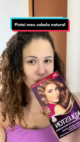 Pintei meu cabelo. Eu não aguentava mais aquele cabelo duas cores e não quero mais pintar meu cabelo por um tempo para deixar natural. Então escureci somente a parte do meio para as pontas. Gostaram?? Eu achei que ficou com aparência muito mais saudável #pintandocabelo #cacheadas #pintandocabeloemcasa  