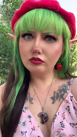 #alternativegirl #gothgirl #greenhair #fyp #midsize #plussize #makeup #mua #beauty #colorfulhair #egirl #chubbyqueen #emo #emogirl #mom #MomsofTikTok #altmom #gothmom #lipsync #elderemo #lipsyncaudios 