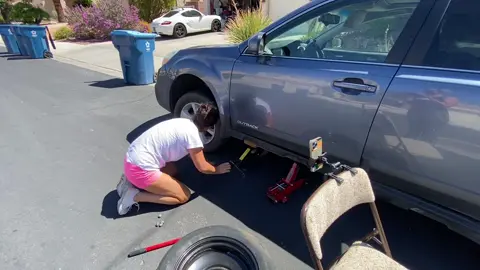 #carproblems #epicfail #epicfails #tirerepair #changingaflattire #funnyvideo #funnymoments #oops #oopsie #wtf 