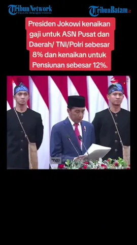 Presiden Joko Widodo (Jokowi) resmi mengusulkan kenaikan gaji Pegawai Negeri Sipil (PNS)/ASN sebesar 8 persen di 2024. Sedangkan, untuk pensiunan naik sebesar 12 persen pada tahun depan. #presidenjokowidodo #gajiasnnaik #asnpns #fypシ゚viral #rapat #batamtiktokfyp #beritabatam  Hal ini disampaikan Kepala Negara saat Pidato Pengantar RAPBN 2024 dan Nota Keuangannya di Gedung DPR RI, Rabu (16/8). Tujuannya untuk memperbaiki kesejahteraan para abdi negara. 