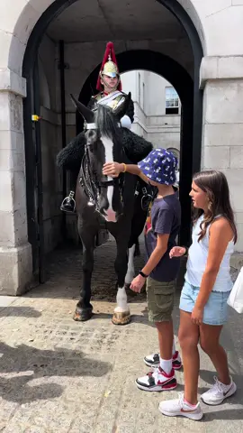 This royal horse love the tourists! #horseguards #kingsguards #royalhorses #funny #hot #funnymoments #funnyhorsevideos #hilarious #pranks #kindhorse #animals #london #england #bravechildern #funnyhorse #foryoupage #tiktock #fypviral 