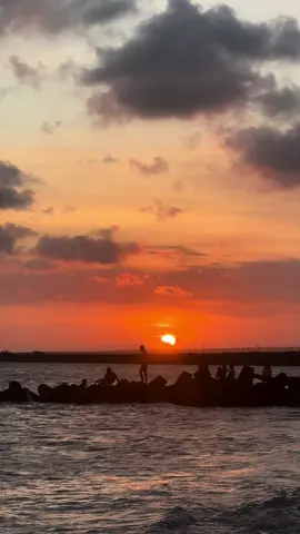 Every human being needs a sunset I guess.🥹 #sunset #beach #bali #mltr #peace #pantai 