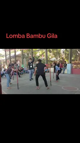 1. Buat lingkaran 2. Hitung 1.2.3. Dalam hitungan 3, peserta melepas tongkat yang dipegang lalu berlari menangkap tongkat yang di depannya. Jangan sampai terjatuh.  3. Bagi yg gagal menangkap tongkat, akan tereliminasi  #lomba17agustus #tongkat #agustus #agustusmerdeka #sekolah #tongkat #permainananak #hutri78 #hut #hutri 