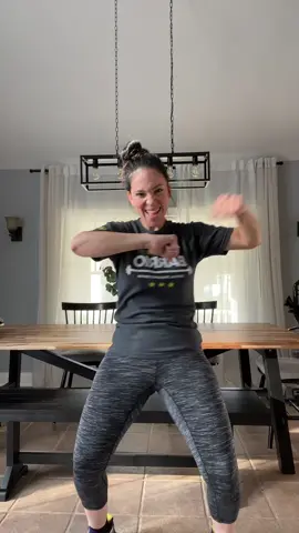 Bailando es un temblor 💃🏻Aprendiendome el nuevo DC de @karinaortizpr 🔥 #dancetrend #reggaeton #latinamoms #boricua #momswhodance #latinacreators 