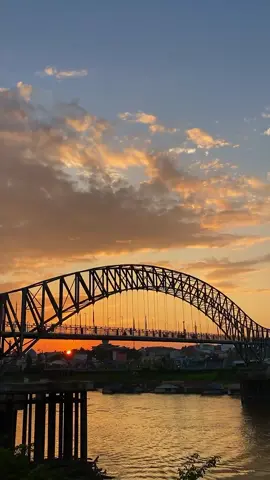 Aku masih rindu. Namun senja tak ingin lama bertamu. Loc. Jembatan Pangulu Iban, Muara Teweh. 🎥 @waahyo #langitsenja #penikmatsenja  #senjabercerita  #muaratewehpunya #muarateweh 