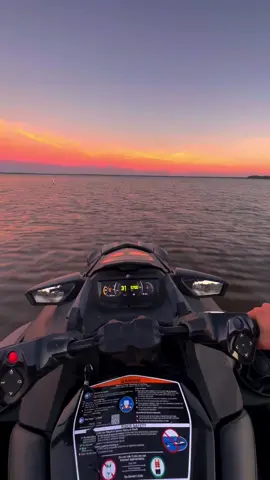 An experience everyone should live atleast just once. #fypシ #jetskiing #sunset #crazyview #sunsetlover #jetskis #jetski #lawsonsudbeck #sudbeck #lakelife #boating #boatday #summervibes 