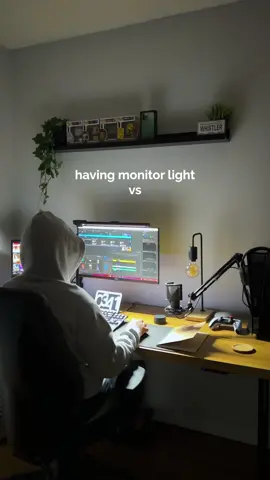 The difference between having monitor light vs not having one. Having one reduces your strain on your eyes, enhances efficiency & lights up your whole desk 👍 . . . #tech #lightbar #desksetup #workfromhome #setup 