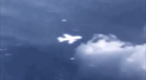 Исчезновение самолёта Боинг 777-200ER, рейс MH370 Malaysia Airlines с 239 пассажирами летевшего 8 марта 2014 года из Куала-Лампура, Малайзия в Пекин, Китай зафиксирован на видео инфракраснной камерой беспилотника MQ-1 и спутника-шпиона NROL-22. The disappearance of the Boeing 777-200ER aircraft, flight MH370 Malaysia Airlines with 239 passengers flying on March 8, 2014 from Kuala Lumpur, Malaysia to Beijing, China was recorded on video by the infrared camera of the MQ-1 drone and the NROL-22 spy satellite. (музыка Марк Субботин - Лунная соната)  #239 #UFO #НЛО #ТЕЛЕПОРТАЦИЯ  #TELEPORTATION #Boeing777-200ER #MH370 #NROL-22 #MQ-1 #РАСАВЕДАЕТ  #RASAVEDAET 