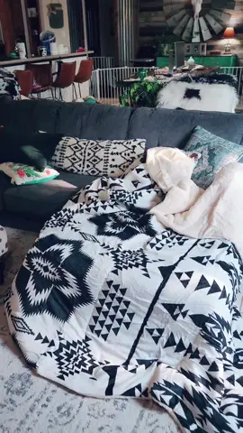 #whiteandblack #sherp #blanket #throw #aztec #native #livingroom #snuggle #warm #westernstyle 