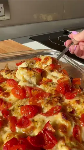 FUENTE DE POLLO AL HORNO Y VERDURAS BIEN EXPRESS🍗 🧽Y el momento esponja con @CifSquad igual de express que esta cena. Con una gotita del detergente Cif Bioactive lavas todo lo que ensuciaste y con el Cif Crema la bacha te queda hecha un espejo🫧. INGREDIENTES para una fuente de 20cm: -1 papa grande o 2 medianas. -1/2 cebolla. -1/2 morron. -2 pechugas. -aceite de oliva. -jugo de 1/2 limón. -mostaza. -orégano. -1c de miel. -2 dientes de ajo. -queso. -tomate. Lo prueban y después me cuentan, Atte: Kuli✨.#recetasfaciles #polloalhorno #recetas #cena 