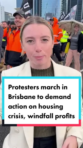 A huge crowd of CFMEU members are marching to Brisbane Convention & Exhibition Centre in a protest calling for an end to the housing crisis, calls to tax windfall profits and for authorities to halt the deadly engineered stone industry. Full story via link in our bio.  #protest #protesters #protester #housingcrisis #housing #cfmeu #union #engineeredstone #windfallprofit #windfallprofitstax 