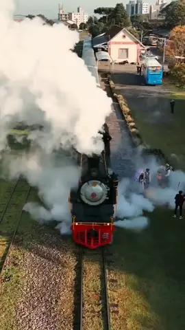 Olá, você já fez o passeio de trem Maria Fumaça na Serra Gaúcha?  Esse é um dos passeios mais famosos e divertidos da região. O trem Maria Fumaça é uma locomotiva a vapor que percorre 23 quilômetros entre as cidades de Bento Gonçalves, Garibaldi e Carlos Barbosa, oferecendo muita animação, música, dança e degustação de vinhos, espumantes e sucos de uva. O passeio dura cerca de duas horas e pode ser feito em qualquer época do ano. Você pode embarcar em Bento Gonçalves ou em Carlos Barbosa, dependendo da disponibilidade dos horários. Você vai se encantar com as paisagens da Serra Gaúcha, as estações históricas e as apresentações artísticas que retratam a alegria e a tradição dos descendentes de italianos. O passeio  é uma experiência única e imperdível para quem visita a Serra Gaúcha. Se você ficou interessado em fazer esse passeio, confira algumas dicas para planejar sua viagem: E aí, gostou da dica? Então compartilhe esse vídeo com seus amigos e deixe seu comentário dizendo se você já fez ou quer fazer o passeio de trem Maria Fumaça na Serra Gaúcha. Até a próxima! . . #tremmariafumaça #serragaucha  . . Crédito vídeo🎥 @drone.cyrillo