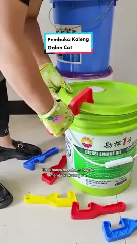 Bapak sering kesulitan membuka kaleng atau galon cat? pakai alat sederhana 3rban ini pak #galoncat #cat #kalengcat #pembukagalon #pembukakaleng #pembukakalengcat #pembukaembercat #embercat #dulux #nipponpaint #avitex #nodrop 