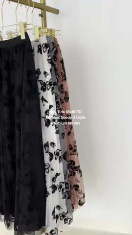 📷Foto Asli 💯 💜Rok Tutu Emboss Suede Motif Bunga Kupu-Kupu 3 Lapis Panjang Premium Import💜 . Harga : 109.999 Bahan : Katun Shimmer + Furing Satin *3 lapis (2 Tile + 1 Furing) *Tile terluar motif Emboss bunga dan kupu-kupu  *Furing panjang Detail Ukuran :  Panjang : 92 cm Lingkar Pinggang : 60-110cm Warna : White, Grey, Brown, Black . Menerima Dropshipper/Resseller 💯 . #rok #rokpanjang #rokmaksi #rokwanita #rokwanitadewasa #roksatin #rokmurah #rokpayung #rokmayung #rokkekinian #skirt #rokpremium #rokimport #jualrok #OOTD #fashion #outfit #rokmuslimah #rokmuslimahmurah #roktutu #roktutudewasa #roktutuimport #roktutuemboss #rokemboss #rokkupukupu #rokbunga #rok3lapis #roklapis #roklayer #roktutu3lapis 